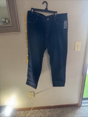 Avenue Women's Skinny Jeans in Dark Blue Wash